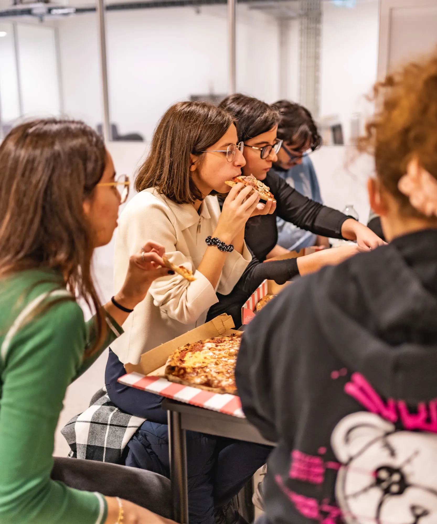Étudiants pendant la pause déjeuner