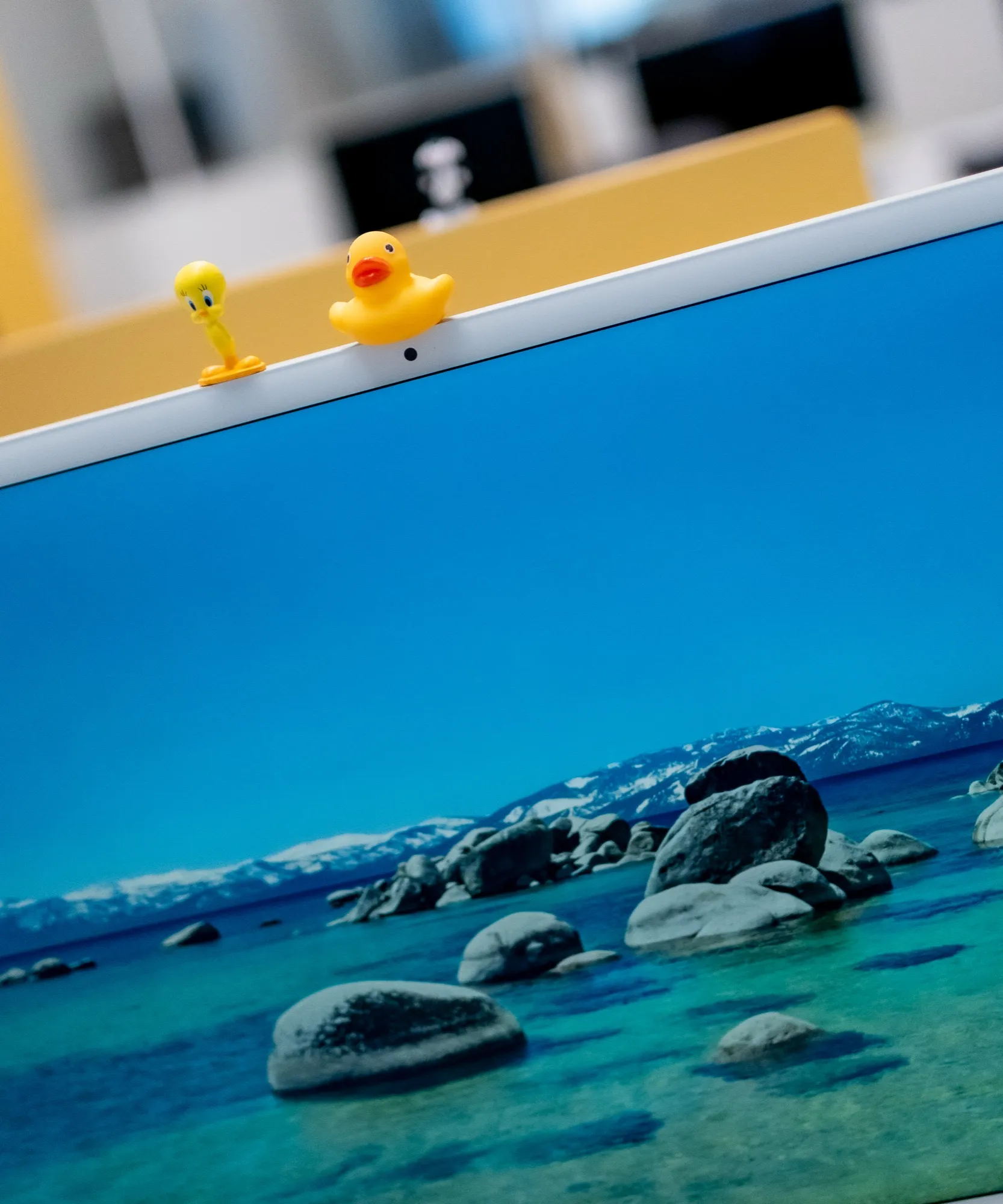 Poste de travail équipé d’un écran Mac Apple