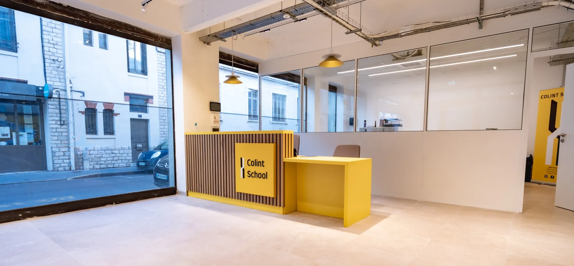 Espace d'accueil lumineux du campus Colint School