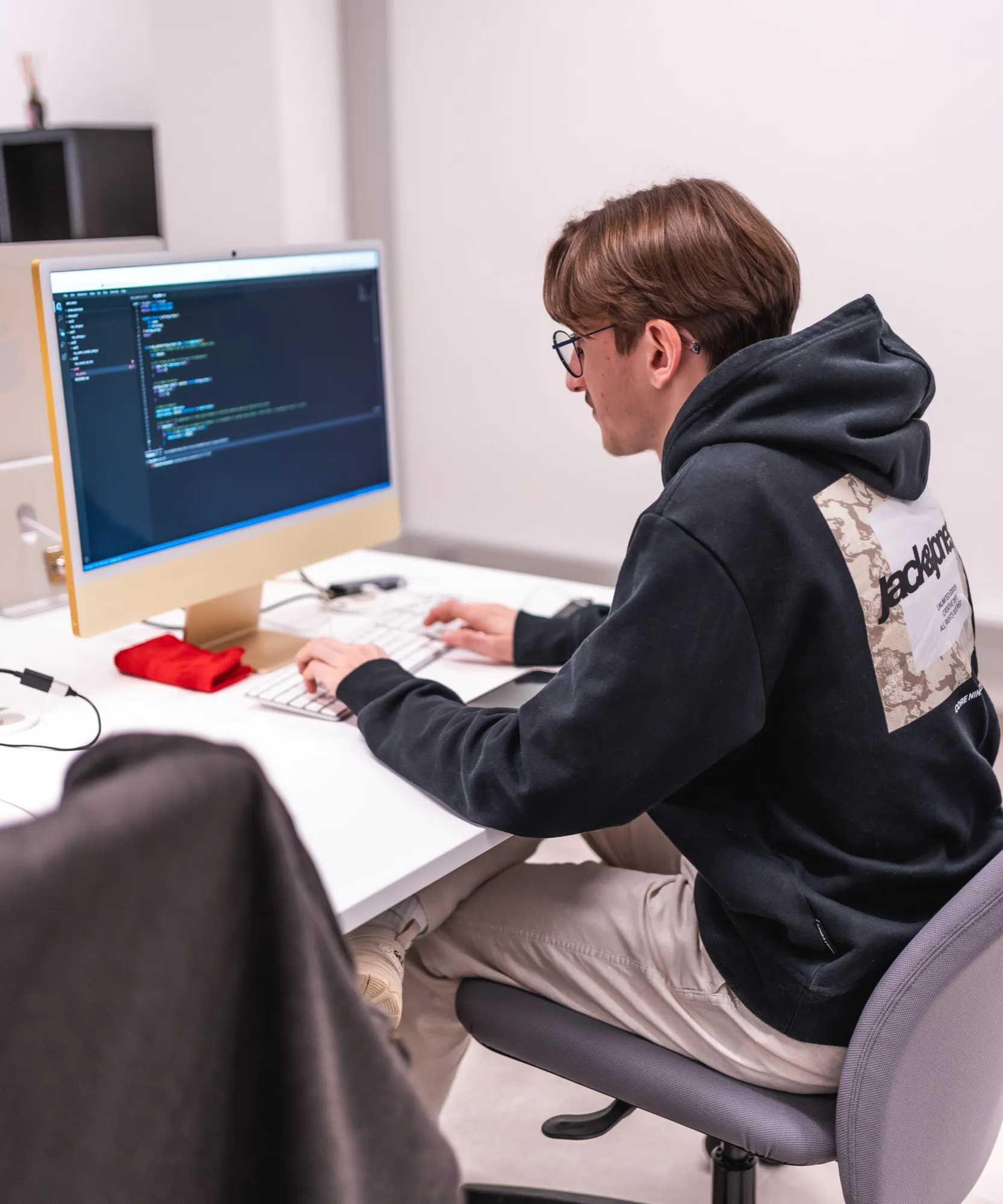 Étudiante concentrée sur son projet