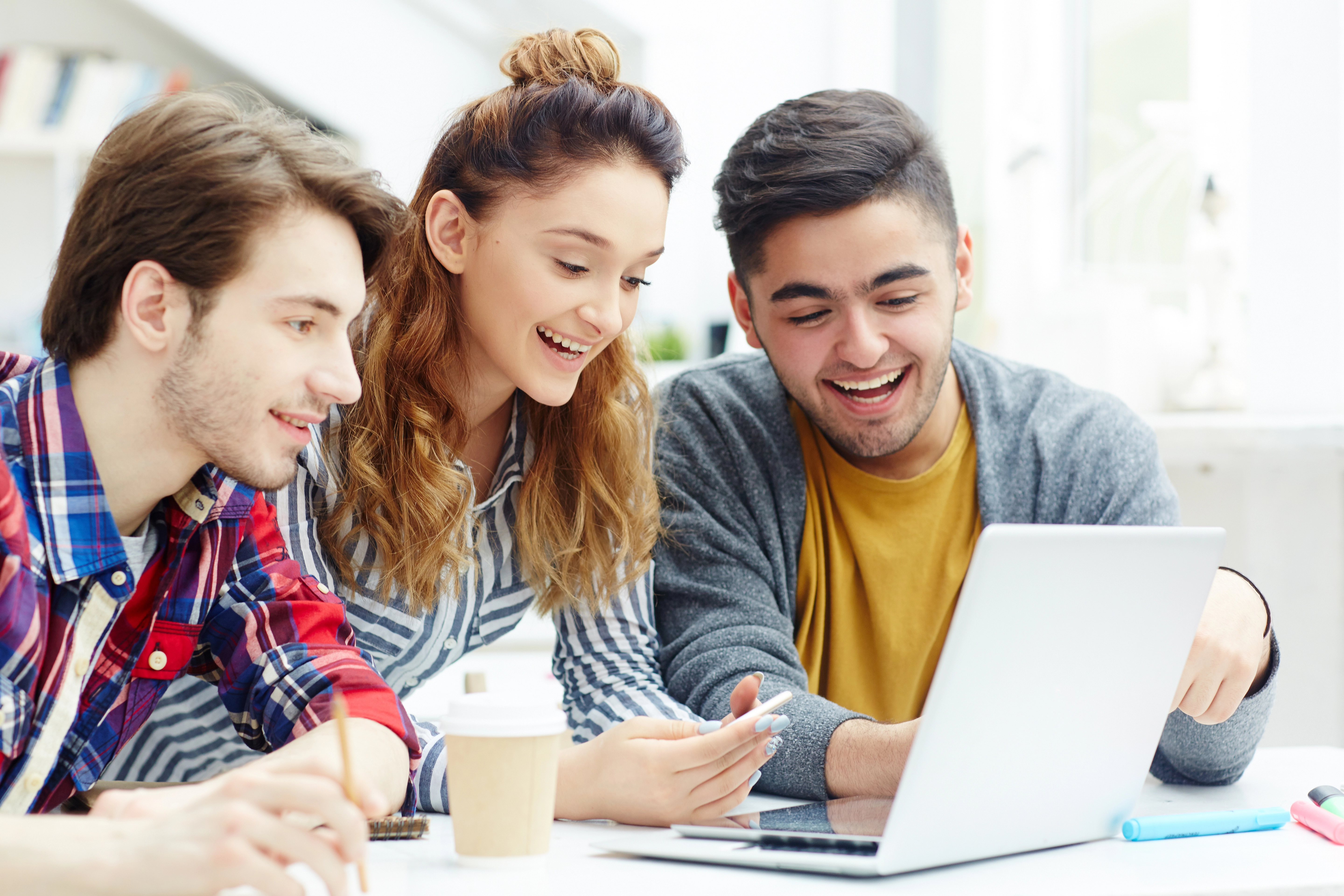 Jeunes gens en train de travailler autour d'une table